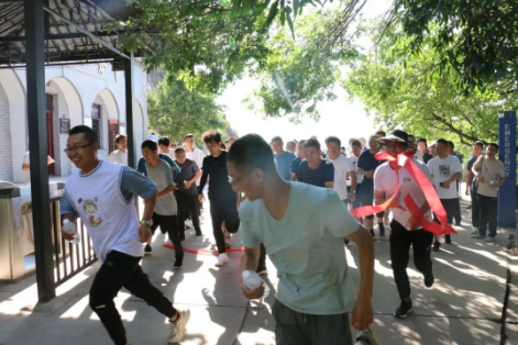 助力文旅市场 展示产投风采——必一·运动(B-Sports)组织开展员工登山比赛活动(图2)