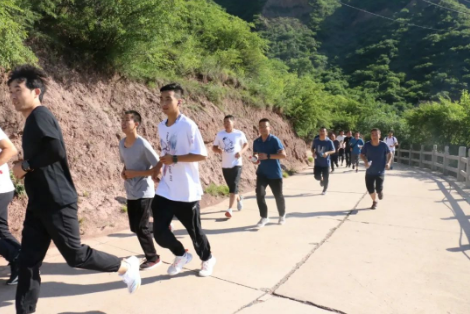 助力文旅市场 展示产投风采——必一·运动(B-Sports)组织开展员工登山比赛活动(图3)